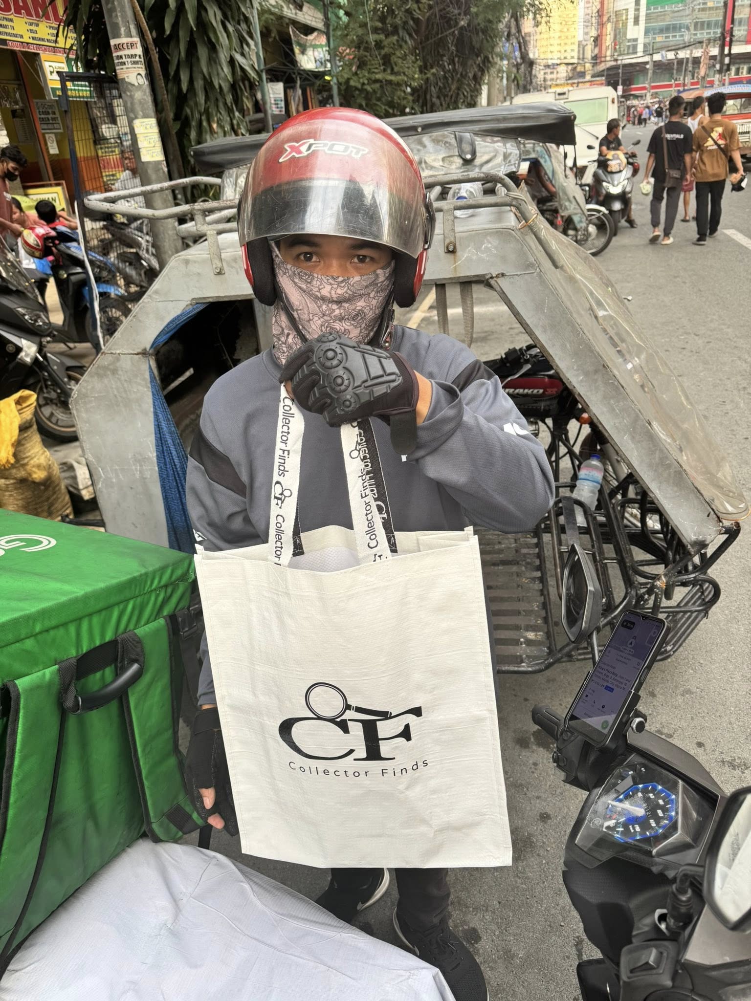 Sneaker delivery rider in Manila – Collector Finds PH nationwide shipping